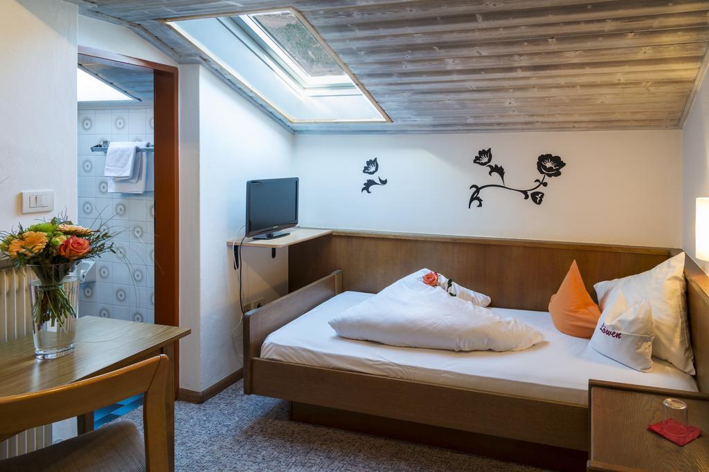 Pension Gasthof Loewen Lagundo Room photo